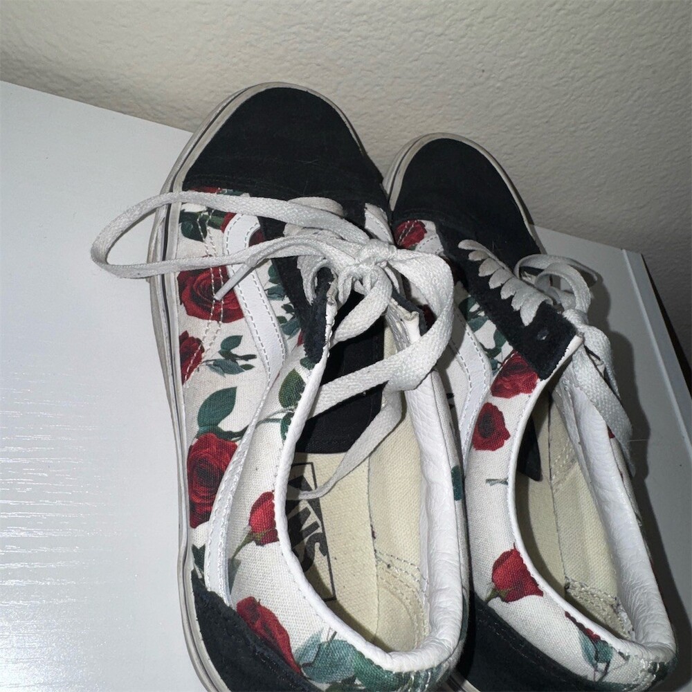 Limited edition Skool Sneakers Womens 8.5 Multicolor Red Rose Floral Low Top
